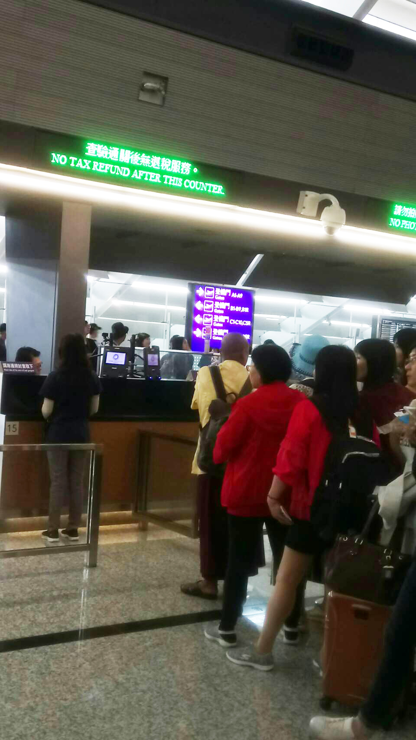 桃機一航自動查驗通關系統當機,民眾只能耐心等待人工處理。 圖:民眾提供 桃機一航自動查驗通關系統當機,民眾只能耐心等待人工處理。 圖:民眾提供