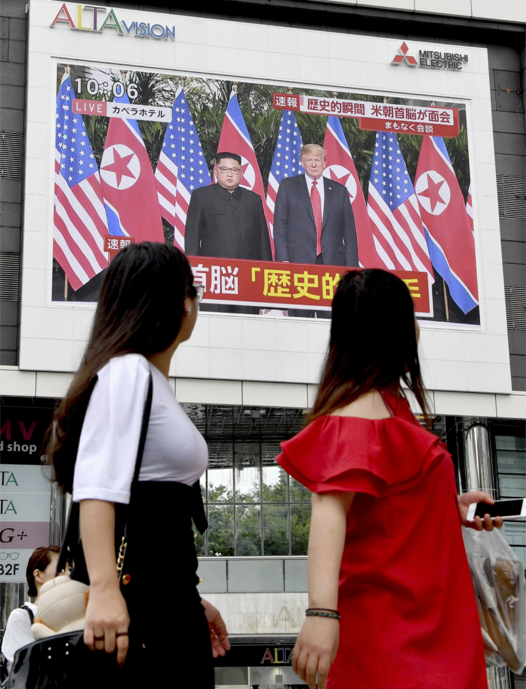 雖然南韓總統文在寅最後並未出席在新加坡舉行的川金會,但在首爾街頭,民眾透過電視牆,第一時間也關注此一攸關朝鮮半島和平前途的國際外交盛會。 雖然南韓總統文在寅最後並未出席在新加坡舉行的川金會,但在首爾街頭,民眾透過電視牆,第一時間也關注此一攸關朝鮮半島和平前途的國際外交盛會。
