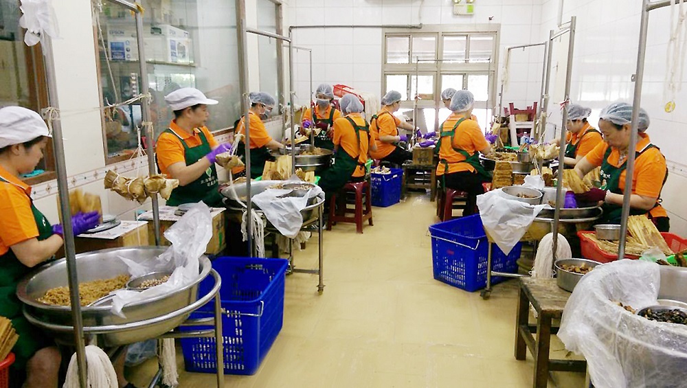古早石門粽做法偏向北部粽,將糯米拌入滷汁後,再包入香菇、瘦肉、菜脯而成,再包入蛋黃、蝦米、花生、芋頭等餡料。 圖:新北市農業局提供 古早石門粽做法偏向北部粽,將糯米拌入滷汁後,再包入香菇、瘦肉、菜脯而成,再包入蛋黃、蝦米、花生、芋頭等餡料。 圖:新北市農業局提供