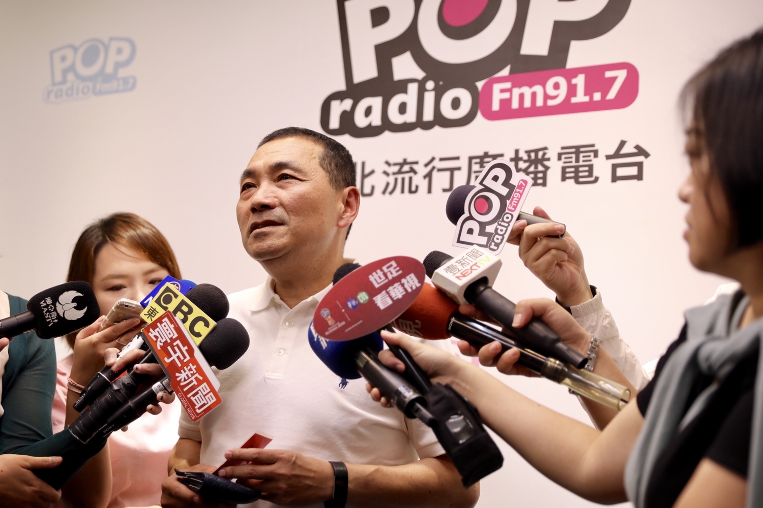 侯友宜笑收時代力量新北市議員參選人轉交黨主席黃國昌送來的辯論邀請函。 侯友宜笑收時代力量新北市議員參選人轉交黨主席黃國昌送來的辯論邀請函。