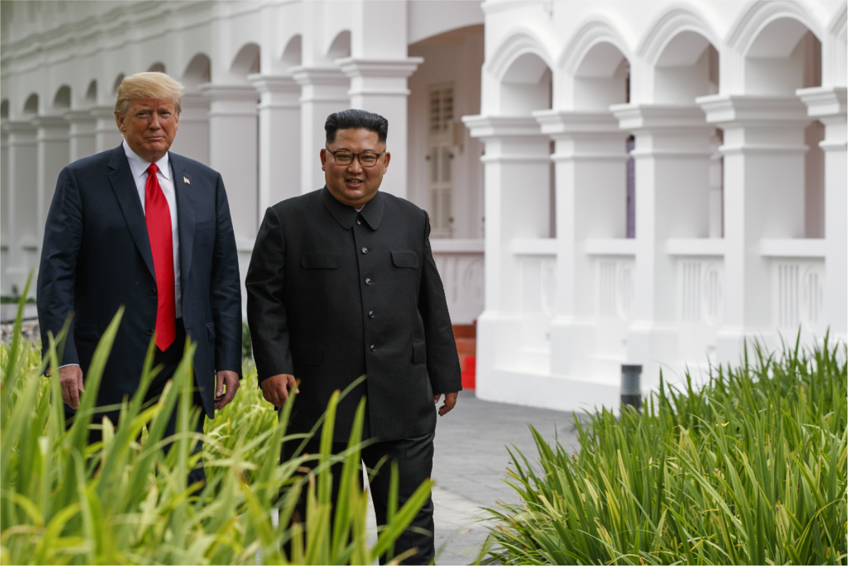 美國總統川普和北韓領導人金正恩結束上午議程,並共進工作午宴後,兩人就地在會場所在的新加坡聖淘沙嘉佩樂酒店散起步來,神情輕鬆。 圖:達志影像/美聯社 美國總統川普和北韓領導人金正恩結束上午議程,並共進工作午宴後,兩人就地在會場所在的新加坡聖淘沙嘉佩樂酒店散起步來,神情輕鬆。 圖:達志影像/美聯社