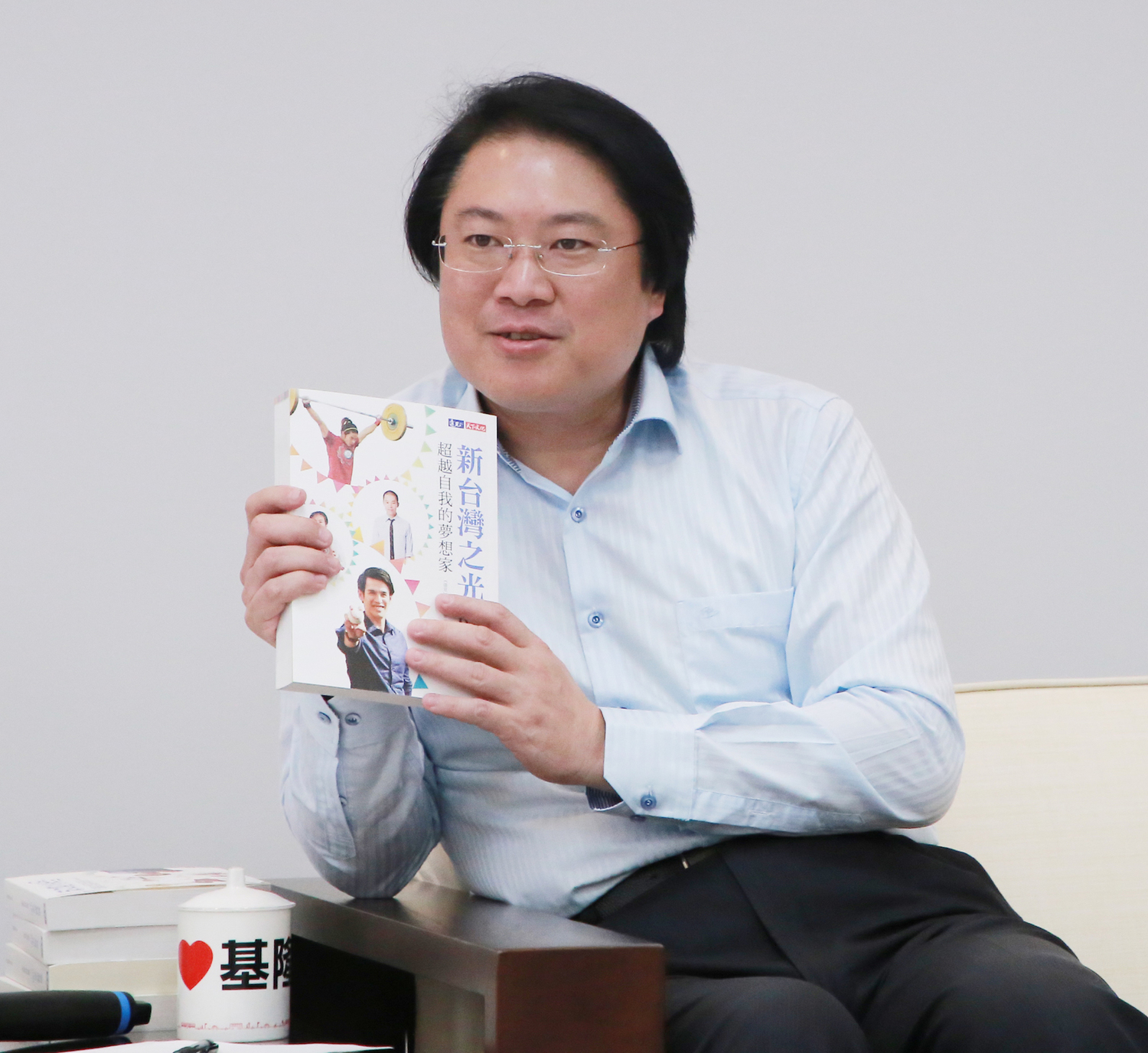 基隆市長林右昌今日接見基隆市9位會考成績優異學生。
