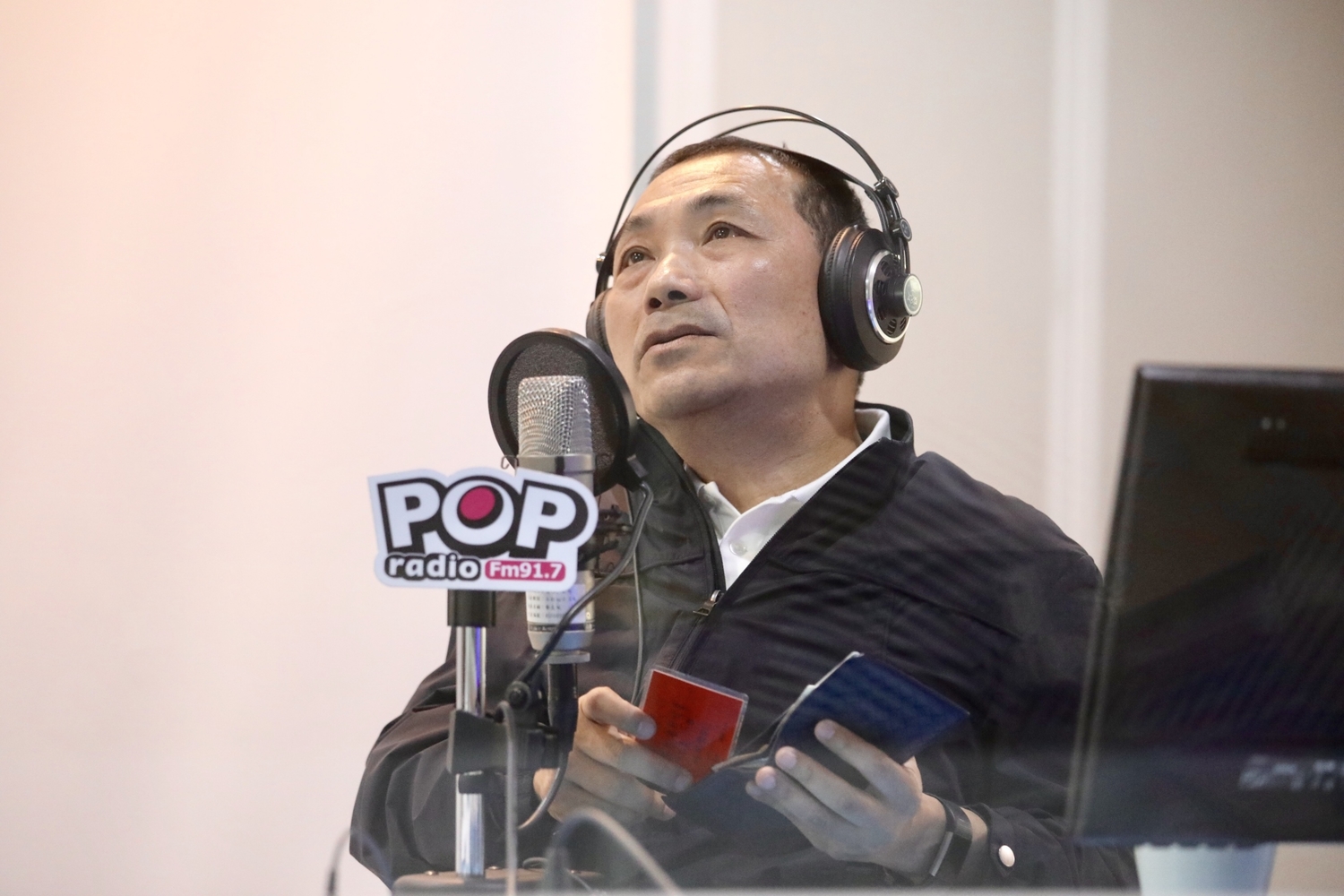 侯友宜隨身攜帶女兒的彌月卡,上面寫到「人生無常,誰能掌握,得之是福,失復本然」,是他的座右銘,更是他心頭上的一塊肉。 侯友宜隨身攜帶女兒的彌月卡,上面寫到「人生無常,誰能掌握,得之是福,失復本然」,是他的座右銘,更是他心頭上的一塊肉。
