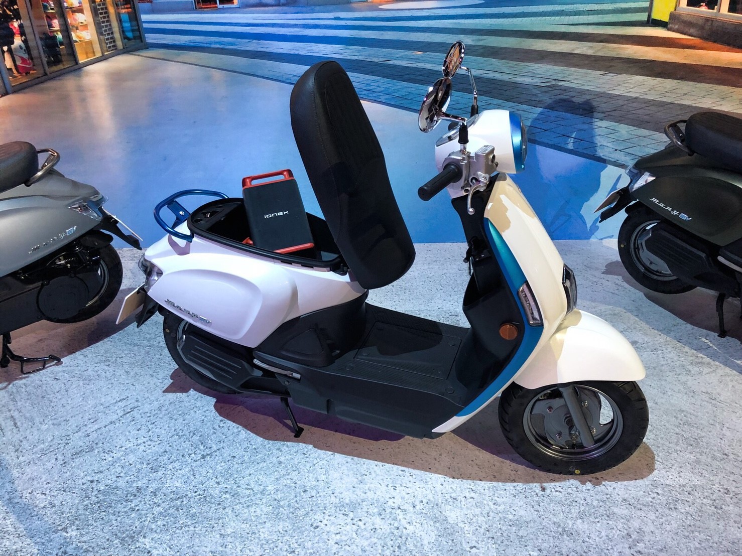 所有Ionex車能網之系列電動車款,不只能在輕鬆家中充電,也可於全台佈署的KYMCO一小時快速充電服務網據點、備用電池出租站、共享插座服務網進行充、換電。 圖:丘秝榕/攝 所有Ionex車能網之系列電動車款,不只能在輕鬆家中充電,也可於全台佈署的KYMCO一小時快速充電服務網據點、備用電池出租站、共享插座服務網進行充、換電。 圖:丘秝榕/攝