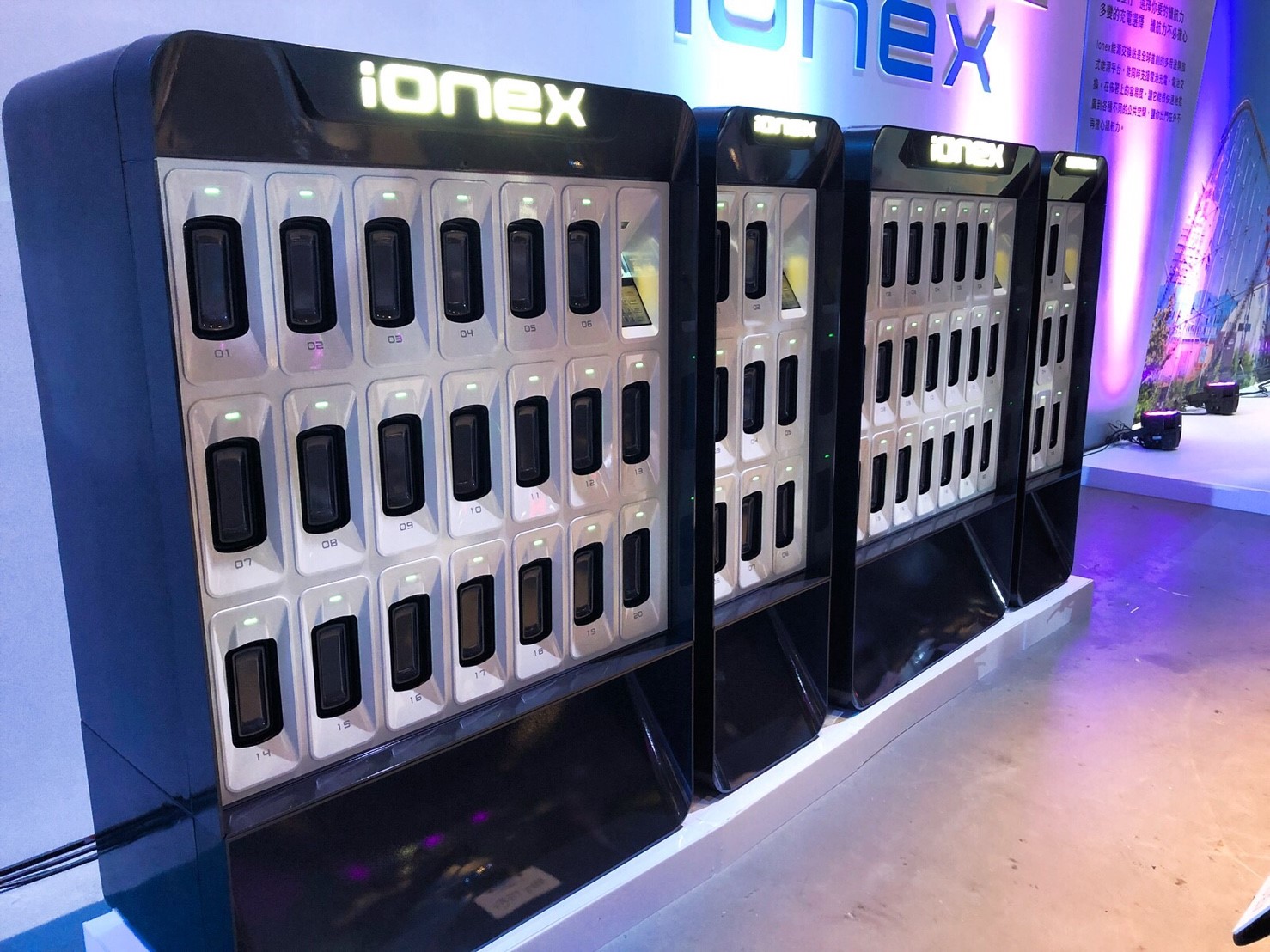 KYMCO即將完成全台1,500個Ionex快速充電服務站的佈署,明年底前,KYMCO還會完成全台2,000個Ionex能源交換站的佈署。圖為能源交換站。 圖:丘秝榕/攝 KYMCO即將完成全台1,500個Ionex快速充電服務站的佈署,明年底前,KYMCO還會完成全台2,000個Ionex能源交換站的佈署。圖為能源交換站。 圖:丘秝榕/攝