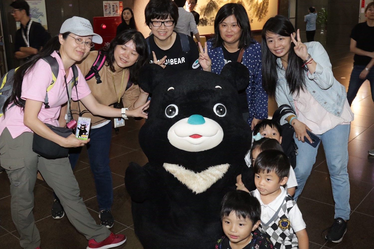 熊讚主題館移回市政大樓1樓北側休息區續展,熊讚與小小熊迷反應相當熱烈,顯示出高人氣! 熊讚主題館移回市政大樓1樓北側休息區續展,熊讚與小小熊迷反應相當熱烈,顯示出高人氣!