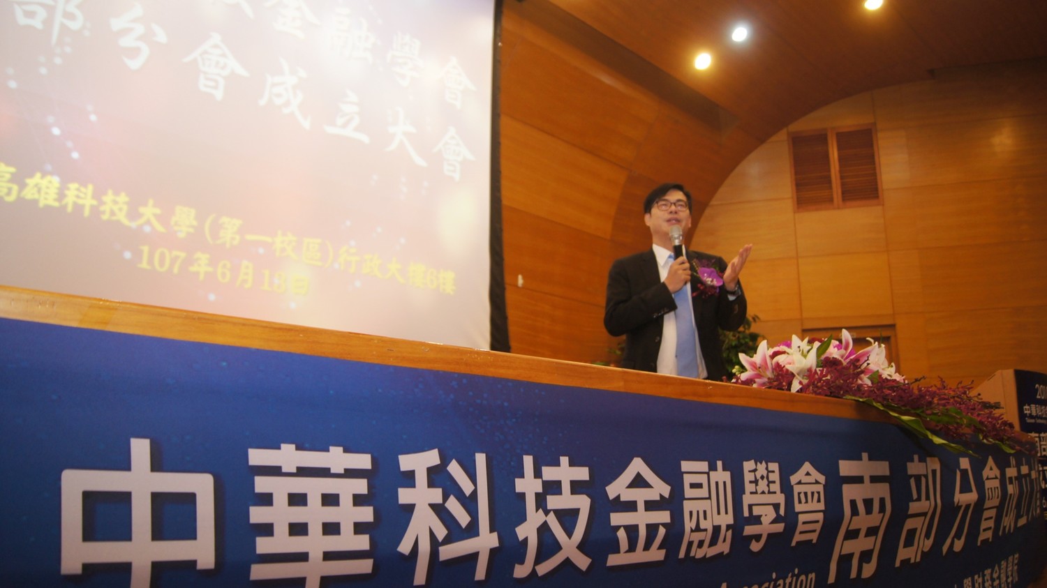 陳其邁說,政府要更積極扮演創新科技的推手,讓高雄往前走,實現民眾有感的便捷生活,他強調,「這將不會只是想像!」 陳其邁說,政府要更積極扮演創新科技的推手,讓高雄往前走,實現民眾有感的便捷生活,他強調,「這將不會只是想像!」