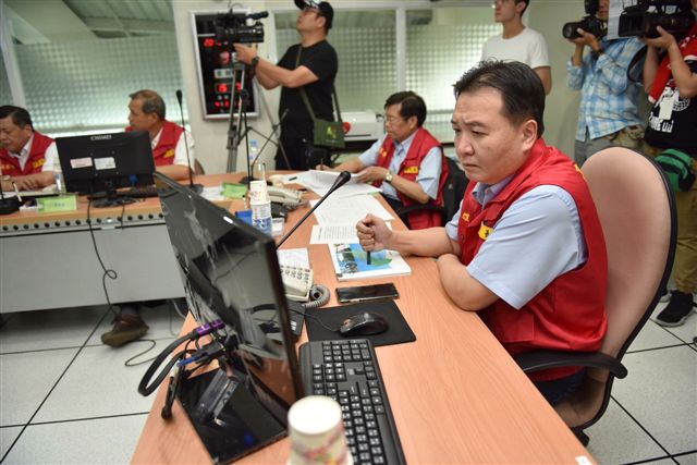 高雄市長許立明視察水情中心,瞭解防汛整備情形,要求相關單位有狀況立即通報排除,加強監控及警戒易淹水區域及車行地下道。 高雄市長許立明視察水情中心,瞭解防汛整備情形,要求相關單位有狀況立即通報排除,加強監控及警戒易淹水區域及車行地下道。