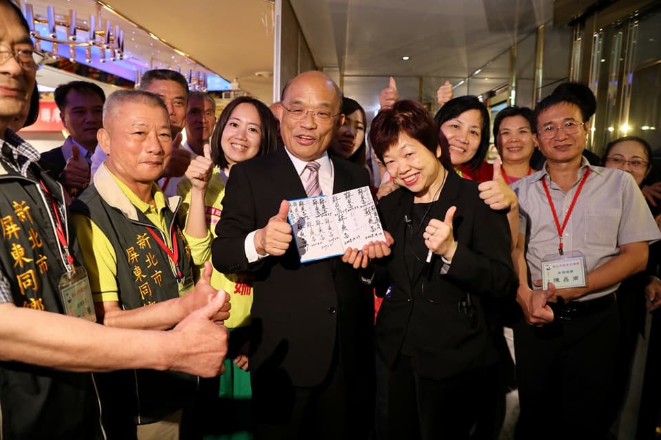 民進黨新北市長參選人蘇貞昌,今(13)日出席新北市屏東同鄉會聯誼餐會,議員王淑慧、議員參選人石一佑、張維倩、戴瑋姍等人也陪同參加。 民進黨新北市長參選人蘇貞昌,今(13)日出席新北市屏東同鄉會聯誼餐會,議員王淑慧、議員參選人石一佑、張維倩、戴瑋姍等人也陪同參加。