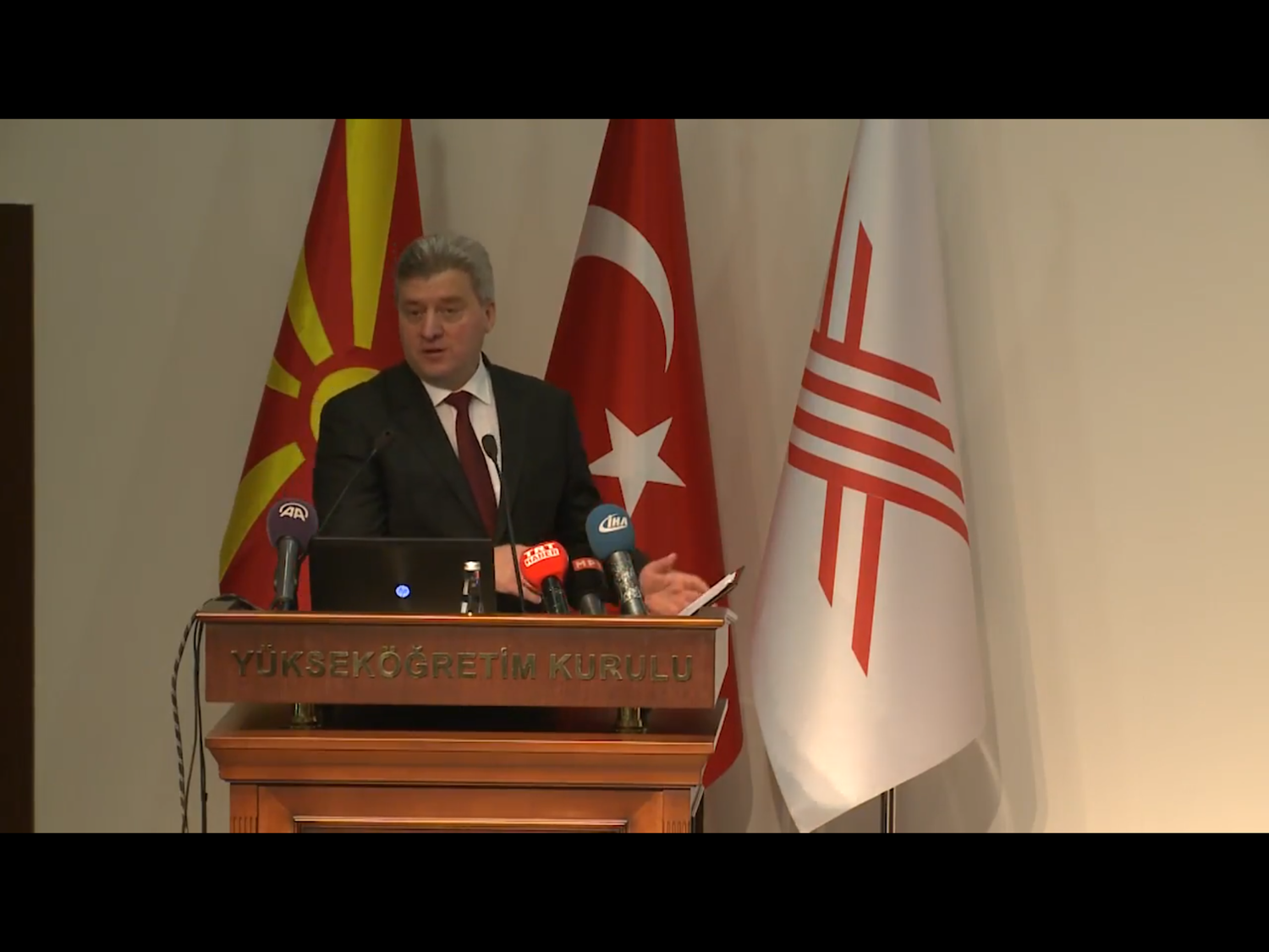 馬其頓總統伊凡諾夫(Gjorge Ivanov)今天在首都史高比耶(Skopje)舉行記者會說:「我才是最終定奪者,我不會屈服於任何壓力、訛詐與威脅。我不會支持或簽署此一有損國格的協議。」 馬其頓總統伊凡諾夫(Gjorge Ivanov)今天在首都史高比耶(Skopje)舉行記者會說:「我才是最終定奪者,我不會屈服於任何壓力、訛詐與威脅。我不會支持或簽署此一有損國格的協議。」