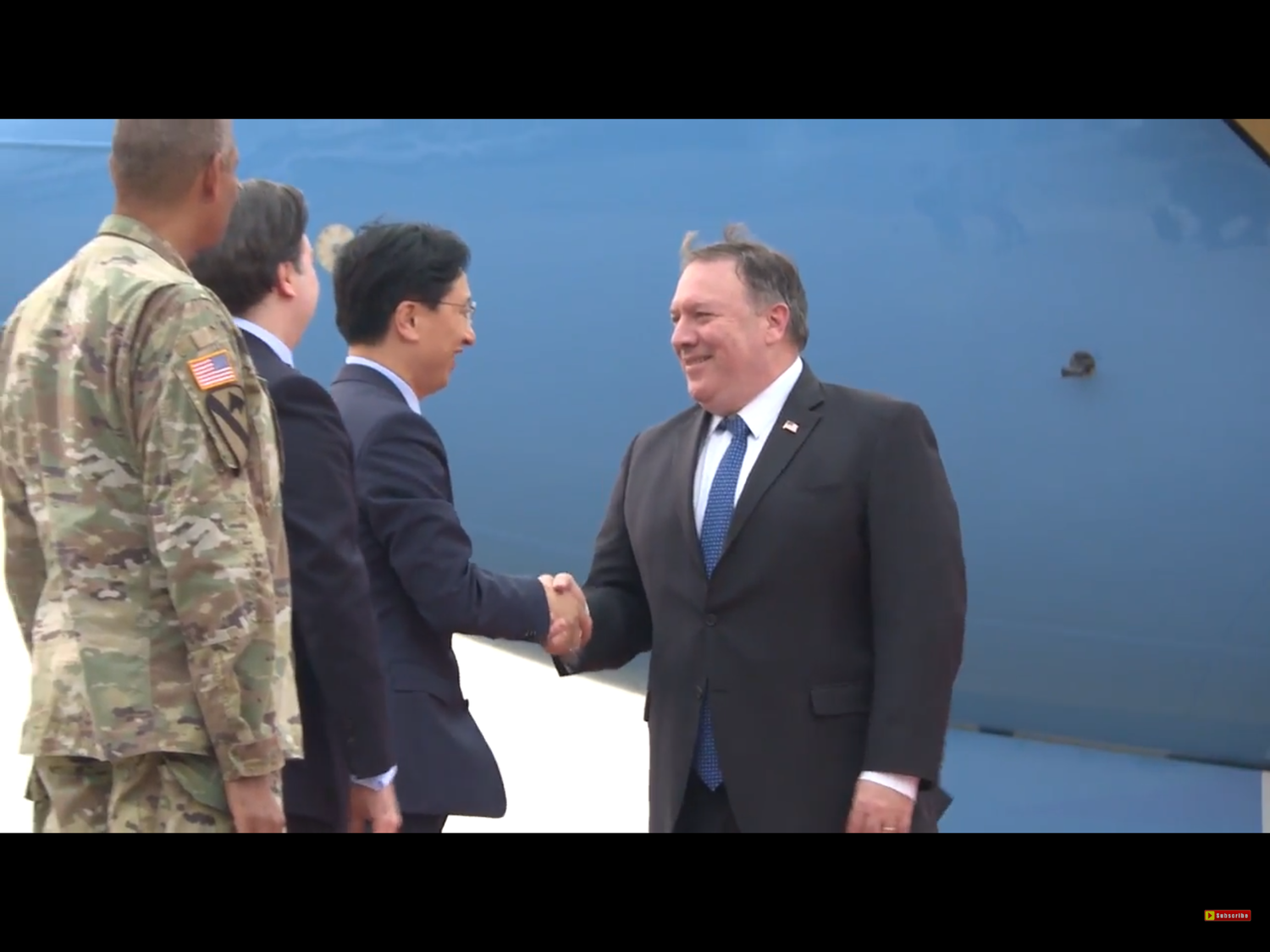 媒體問及是否希望北韓能在川普第一任任期,也就是2020年底前解除主要核武設施時,蓬佩奧表示,希望能在2年半內達成目標。圖為蓬佩奧抵達南韓,與接機的官員握手致意。 媒體問及是否希望北韓能在川普第一任任期,也就是2020年底前解除主要核武設施時,蓬佩奧表示,希望能在2年半內達成目標。圖為蓬佩奧抵達南韓,與接機的官員握手致意。