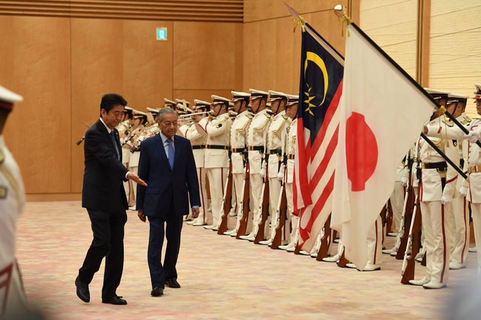 馬來西亞總理馬哈迪(左)訪問日本,會見日本首相安倍晉三,討論2國加強合作議題。 馬來西亞總理馬哈迪(左)訪問日本,會見日本首相安倍晉三,討論2國加強合作議題。