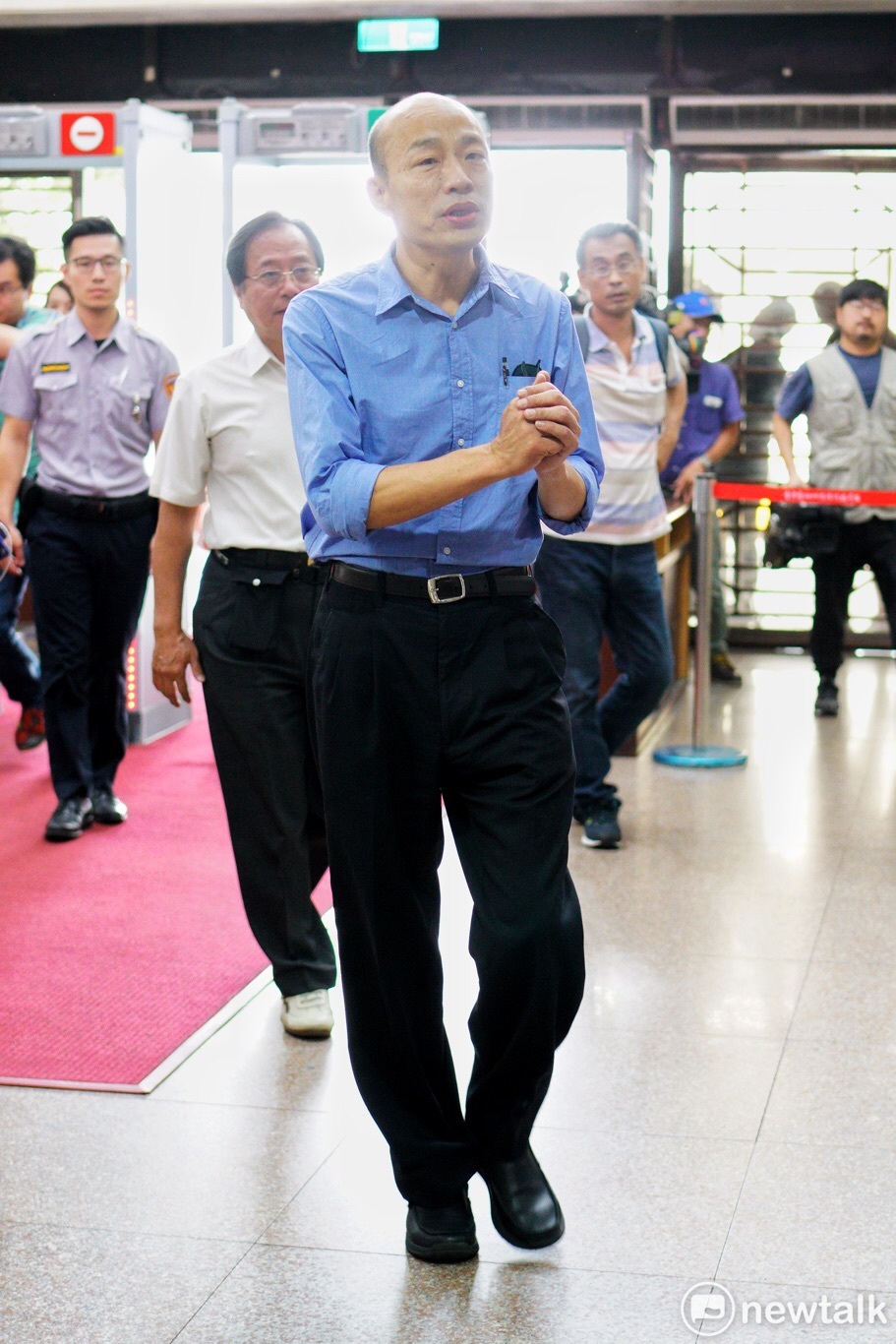 前北農總經理因菜蟲案、濫發員工獎金一事,今天遭北檢傳喚出庭。 前北農總經理因菜蟲案、濫發員工獎金一事,今天遭北檢傳喚出庭。