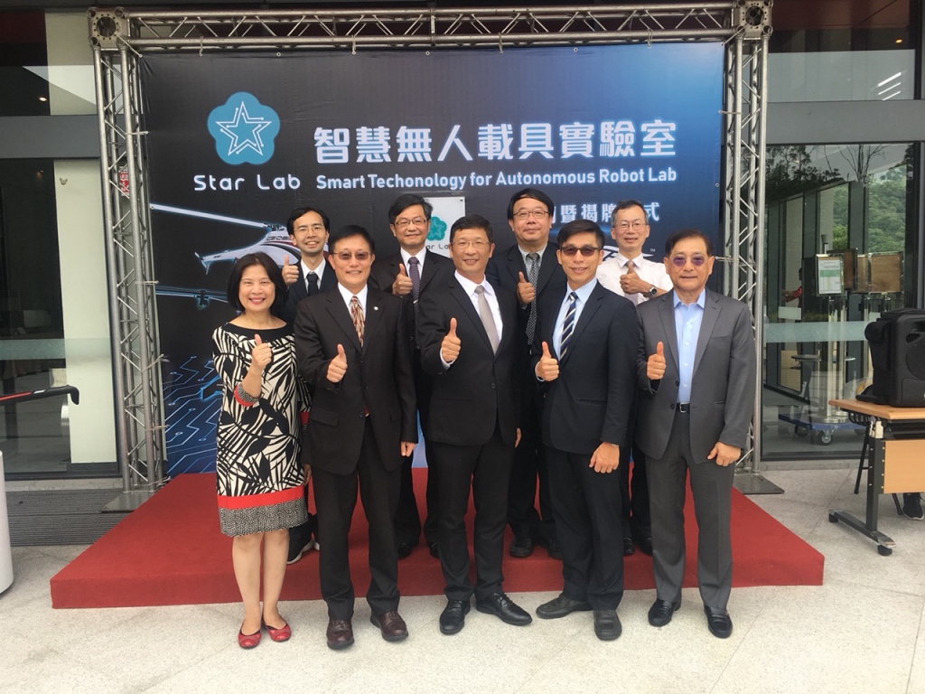 政大校長周行一(左)與經緯航太董事長羅正方(右)分別在合作備忘錄上簽字,象徵雙方合作開發無人載具技術的誠意與決心。 政大校長周行一(左)與經緯航太董事長羅正方(右)分別在合作備忘錄上簽字,象徵雙方合作開發無人載具技術的誠意與決心。
