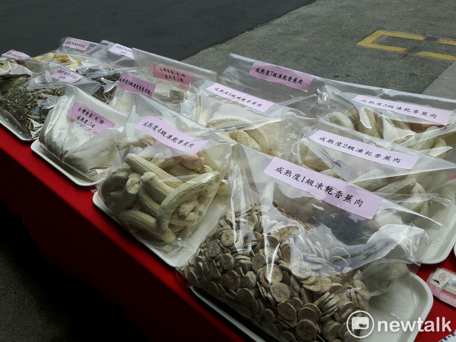 桃園市長鄭文燦鼓勵食品廠採購在地食材,不僅可以減少碳足跡,也能解決農產生產過剩的問題。 桃園市長鄭文燦鼓勵食品廠採購在地食材,不僅可以減少碳足跡,也能解決農產生產過剩的問題。