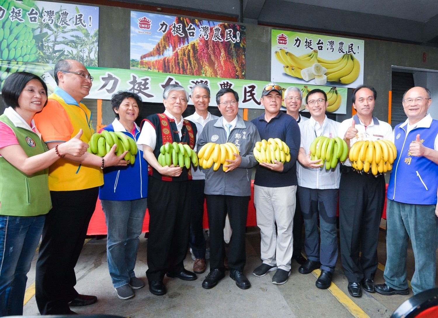 桃園市長鄭文燦鼓勵食品廠採購在地食材,不僅可以減少碳足跡,也能解決農產生產過剩的問題。 桃園市長鄭文燦鼓勵食品廠採購在地食材,不僅可以減少碳足跡,也能解決農產生產過剩的問題。