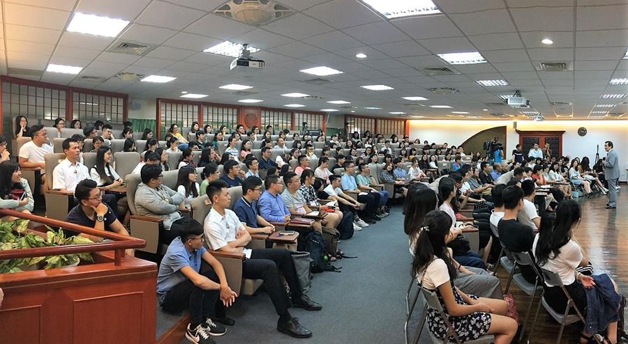 馬英九今(14)日以「嚴家淦法學講座教授」身分,在東吳大學進行「南海風雲」的演講。 馬英九今(14)日以「嚴家淦法學講座教授」身分,在東吳大學進行「南海風雲」的演講。