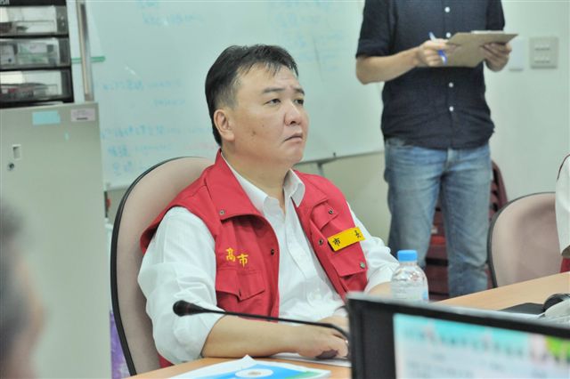 高雄市14日晚上7時後風勢轉強，強風挾帶著的陣陣豪雨，許立明到水情中心召開第一次防汛工作會議，指示所有同仁加強警戒，特別是沿海低窪、易淹水區域，並做好預防措施。 