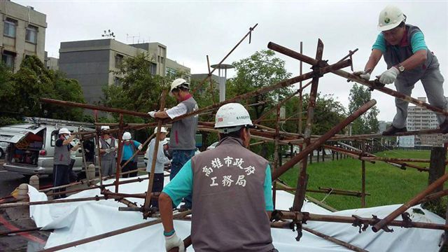 熱帶性低氣壓肆虐高雄地區一整夜,路樹倒塌,地下道積水,高雄市政府今天清早動員人力整理。 圖:高雄市政府/提供 熱帶性低氣壓肆虐高雄地區一整夜,路樹倒塌,地下道積水,高雄市政府今天清早動員人力整理。 圖:高雄市政府/提供