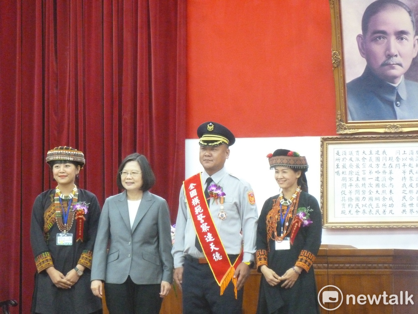 蔡英文總統和模範警察暨其家人合影。 圖:謝莉慧/攝 蔡英文總統和模範警察暨其家人合影。 圖:謝莉慧/攝