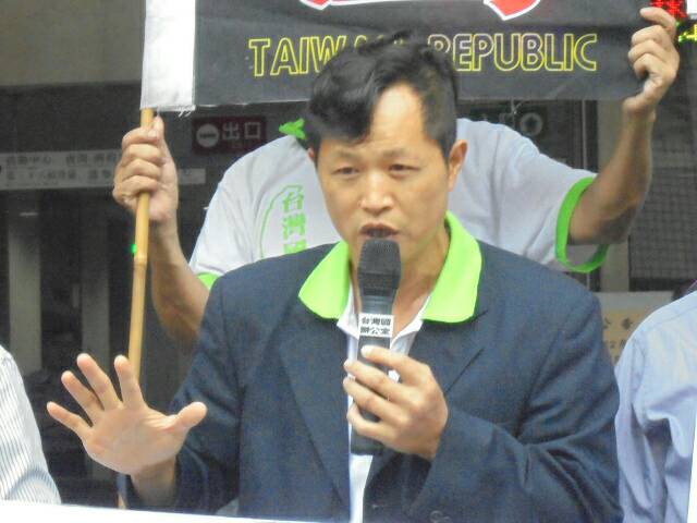 律師曾勁元不滿台北市長柯文哲日前指派政風處至北農查帳,痛批違法越權搜索,今 (15) 日在台灣國辦公室的陪同下,至北檢按鈴告發柯文哲等4人涉妨害自由。 圖:台灣國/提供 律師曾勁元不滿台北市長柯文哲日前指派政風處至北農查帳,痛批違法越權搜索,今 (15) 日在台灣國辦公室的陪同下,至北檢按鈴告發柯文哲等4人涉妨害自由。 圖:台灣國/提供