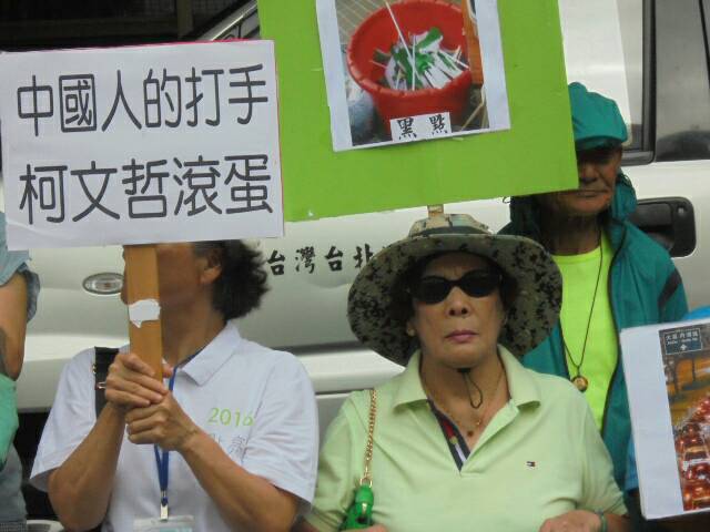 律師曾勁元不滿台北市長柯文哲日前指派政風處至北農查帳,痛批違法越權搜索,今 (15) 日在台灣國辦公室的陪同下,至北檢按鈴告發柯文哲等4人涉妨害自由。 圖:台灣國/提供 律師曾勁元不滿台北市長柯文哲日前指派政風處至北農查帳,痛批違法越權搜索,今 (15) 日在台灣國辦公室的陪同下,至北檢按鈴告發柯文哲等4人涉妨害自由。 圖:台灣國/提供