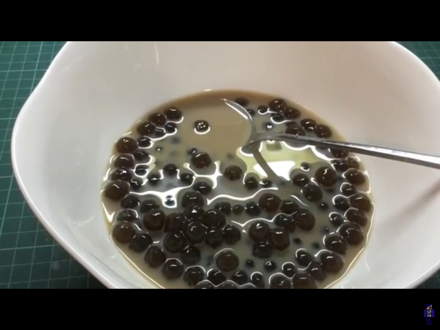 被問及喝珍珠奶茶怎麼辦時,劉永龍說,贊成使用湯匙,「而且店家最好用碗裝,不要用高杯子」,他認為這與上海的小湯圓型態類似。圖為一年前,台灣就有民眾在網路示範,如何挑戰以湯匙來享用「碗公珍珠奶茶」。 圖:翻攝自Youtube 被問及喝珍珠奶茶怎麼辦時,劉永龍說,贊成使用湯匙,「而且店家最好用碗裝,不要用高杯子」,他認為這與上海的小湯圓型態類似。圖為一年前,台灣就有民眾在網路示範,如何挑戰以湯匙來享用「碗公珍珠奶茶」。 圖:翻攝自Youtube