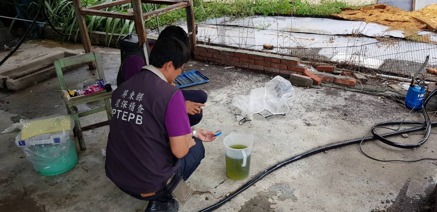環保局人員發現不肖業者利用雨天偷排廢酸液。 圖 : 屏東縣環保局/提供 環保局人員發現不肖業者利用雨天偷排廢酸液。 圖 : 屏東縣環保局/提供
