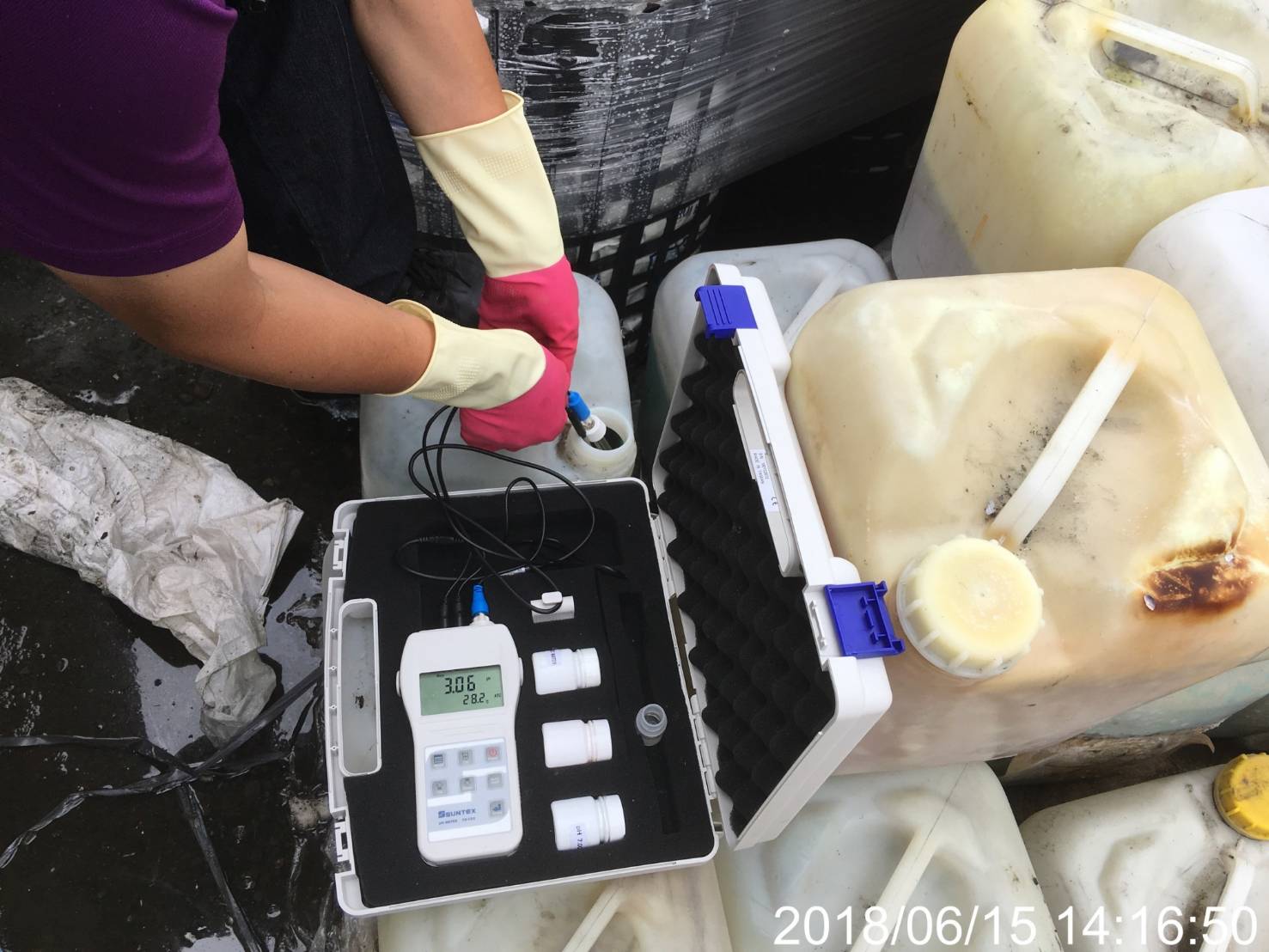 環保局人員用儀器檢測酸鹼值。 圖 : 屏東縣環保局/提供 環保局人員用儀器檢測酸鹼值。 圖 : 屏東縣環保局/提供
