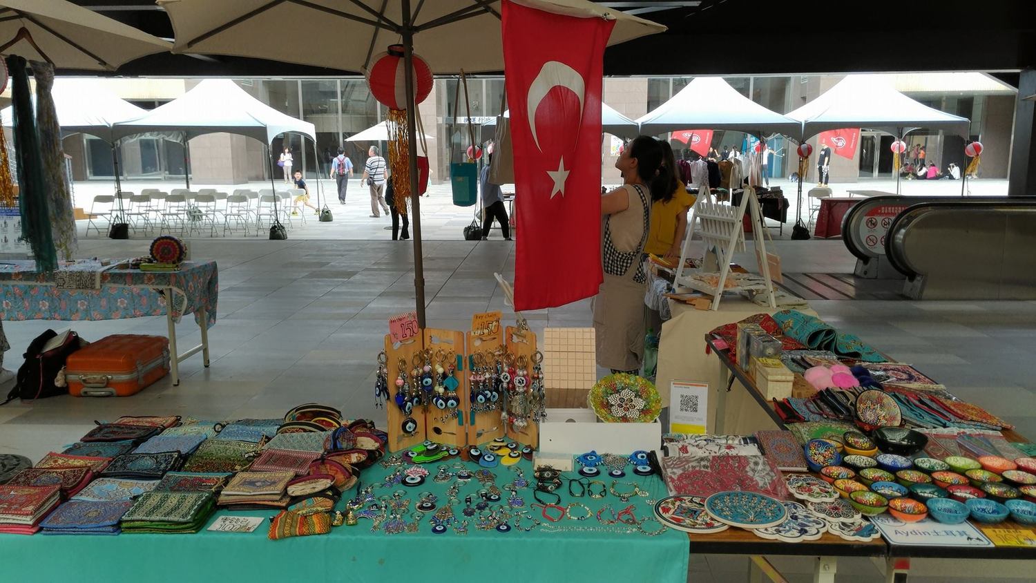 市集結合各國文化藝品,讓你逛市集也能環遊世界! 圖:台北捷運公司提供 市集結合各國文化藝品,讓你逛市集也能環遊世界! 圖:台北捷運公司提供