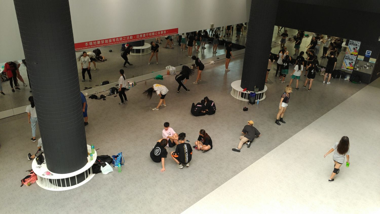 爵士廣場除提供免費的乾淨空間,更有一字排開的落地鏡,是年輕朋友及附近居民最喜歡練習街舞及休閒的好所在。 圖:台北捷運公司提供 爵士廣場除提供免費的乾淨空間,更有一字排開的落地鏡,是年輕朋友及附近居民最喜歡練習街舞及休閒的好所在。 圖:台北捷運公司提供