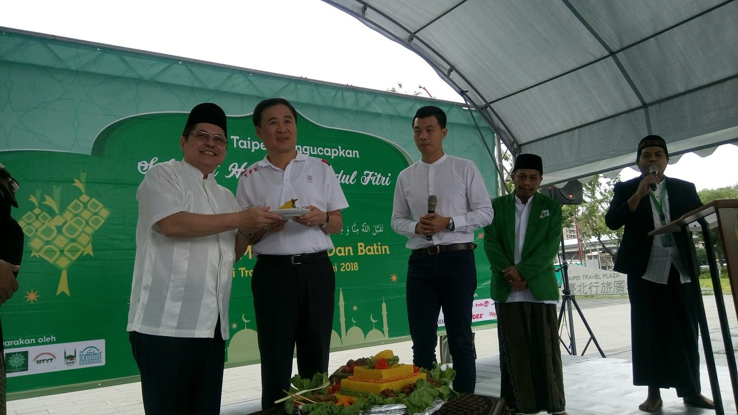 印尼辦事處代表羅伯特分享印尼傳統食物「薑黃飯」,一起慶祝開齋節,讓大家一同體驗穆斯林特色節慶的熱鬧氣氛! 圖:台北市觀光傳播局提供 印尼辦事處代表羅伯特分享印尼傳統食物「薑黃飯」,一起慶祝開齋節,讓大家一同體驗穆斯林特色節慶的熱鬧氣氛! 圖:台北市觀光傳播局提供