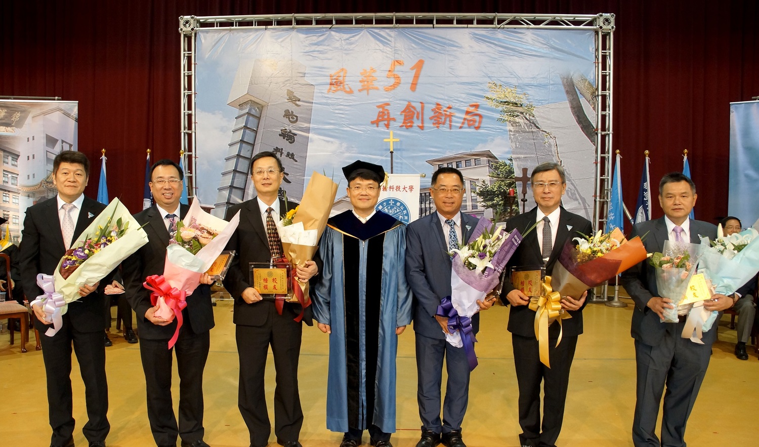 管中閔出席聖約翰科大畢業典禮，勉勵學子做勇於改變的獅子，才可能改變命運，開創不一樣的未來。