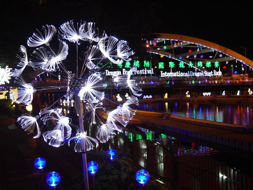 鹿港鎮公所從即日起至18日在鹿港藝術村,推出夜間水舞秀,晚間自晚間6點45分起,每半小時噴發一次,且搭配夜間燈光與雷射,點亮藝術村與河畔。 圖:翻攝自哇嘛愛彰化FB 鹿港鎮公所從即日起至18日在鹿港藝術村,推出夜間水舞秀,晚間自晚間6點45分起,每半小時噴發一次,且搭配夜間燈光與雷射,點亮藝術村與河畔。 圖:翻攝自哇嘛愛彰化FB