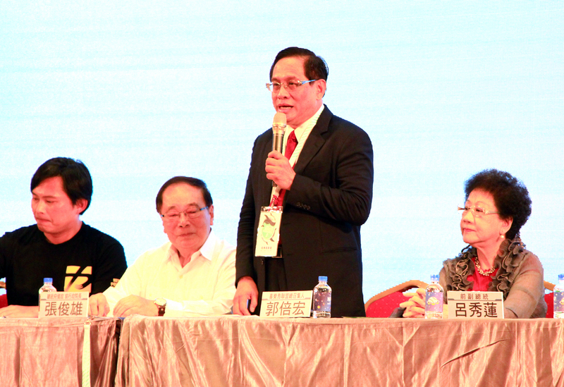 喜樂島聯盟16日在台中舉辦召集人大會,喜樂島聯盟總召集人郭倍宏(右2)、前副總統呂秀蓮(右)、時代力量黨主席黃國昌(左起)、前行政院長張俊雄等人出席,現場超過5000人參與。
圖:中央社 喜樂島聯盟16日在台中舉辦召集人大會,喜樂島聯盟總召集人郭倍宏(右2)、前副總統呂秀蓮(右)、時代力量黨主席黃國昌(左起)、前行政院長張俊雄等人出席,現場超過5000人參與。
圖:中央社