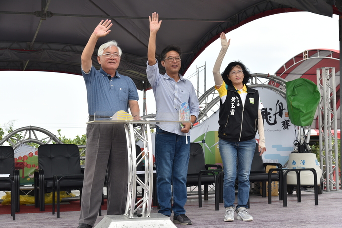 縣長李進勇、秘書長黃玉霜、縣議員林岳璋、陳瑞雄、口湖鄉長林哲凌等到場為選手打氣,預祝龍舟賽圓滿順利舉行。 圖:雲林縣政府提供 縣長李進勇、秘書長黃玉霜、縣議員林岳璋、陳瑞雄、口湖鄉長林哲凌等到場為選手打氣,預祝龍舟賽圓滿順利舉行。 圖:雲林縣政府提供