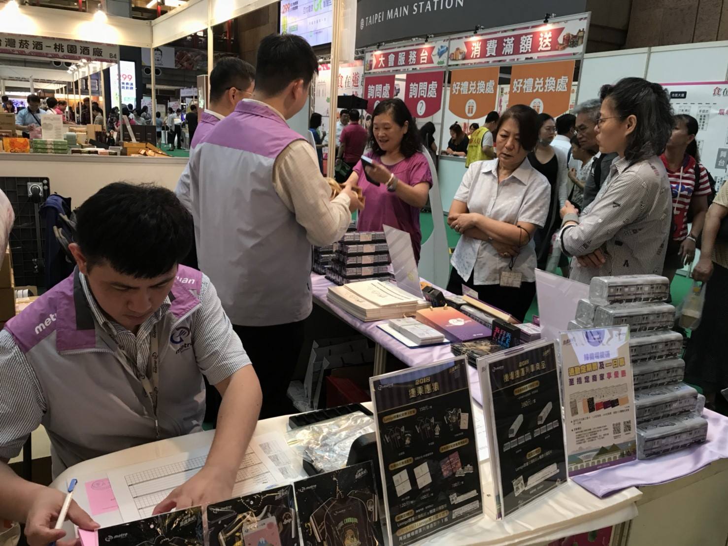 「食在遊趣.桃花園」展覽推出由桃捷與鐵支路模型公司合作推出的桃捷直達車(迴力車、列車組)、普通車(迴力車、列車組)模型共四款,限量3萬6000台。 圖/桃園捷運公司 「食在遊趣.桃花園」展覽推出由桃捷與鐵支路模型公司合作推出的桃捷直達車(迴力車、列車組)、普通車(迴力車、列車組)模型共四款,限量3萬6000台。 圖/桃園捷運公司
