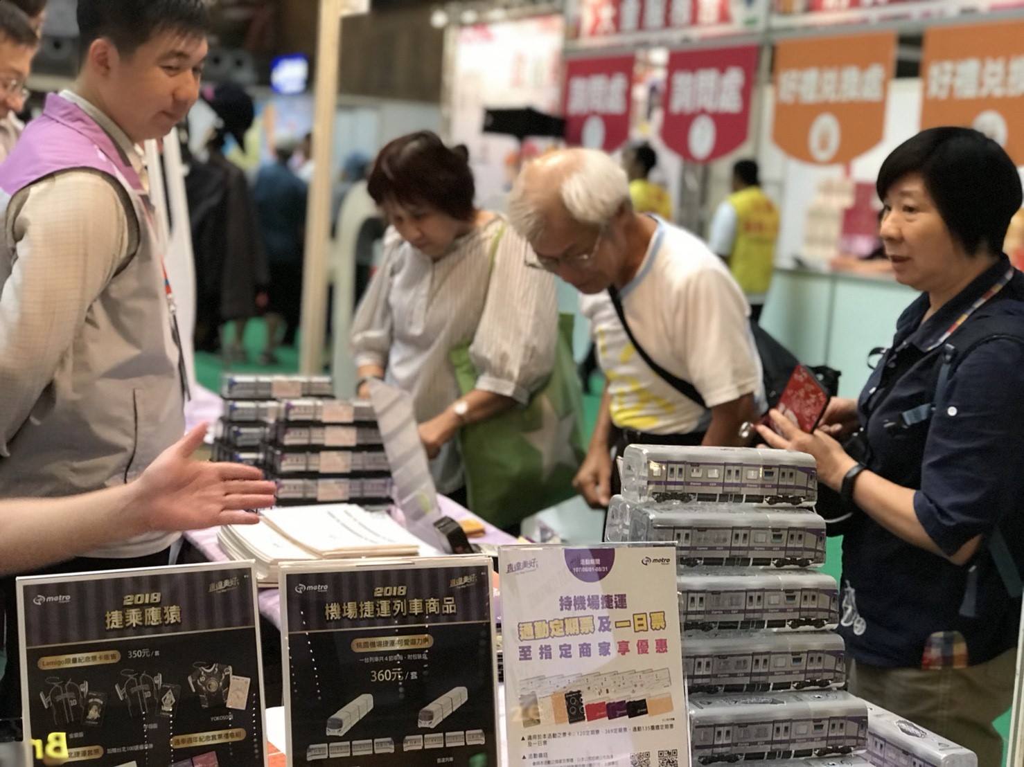「食在遊趣.桃花園」展覽推出由桃捷與鐵支路模型公司合作推出的桃捷直達車(迴力車、列車組)、普通車(迴力車、列車組)模型共四款,限量3萬6000台。 圖/桃園捷運公司 「食在遊趣.桃花園」展覽推出由桃捷與鐵支路模型公司合作推出的桃捷直達車(迴力車、列車組)、普通車(迴力車、列車組)模型共四款,限量3萬6000台。 圖/桃園捷運公司