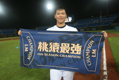 中華職棒Lamigo桃猿隊17日晚間成功抱回隊史第11座季冠軍，全場球迷拋下藍色封王彩帶，球員場中興奮圍圈慶祝，氣氛嗨翻。