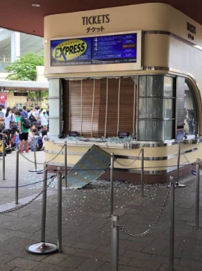 日本大阪地震,強震將櫃台玻璃震碎。 圖:翻攝推特 日本大阪地震,強震將櫃台玻璃震碎。 圖:翻攝推特
