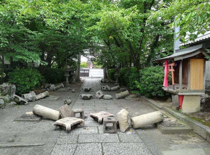 日本大阪今清晨發生強震,神社建築物遭震壞。 圖:翻攝推特 日本大阪今清晨發生強震,神社建築物遭震壞。 圖:翻攝推特