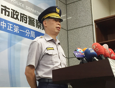 台北市警察局中正第一分局副分局長汪大宇(圖)18日在記者會中說明華山分屍案案情,汪大宇表示,被害高 姓女子透過臉書認識陳姓男子,陳男5月31日疑因求歡不成勒斃高女,並分屍棄置雙北市山區,目前警方已尋獲多袋屍塊。 圖:中央社 台北市警察局中正第一分局副分局長汪大宇(圖)18日在記者會中說明華山分屍案案情,汪大宇表示,被害高 姓女子透過臉書認識陳姓男子,陳男5月31日疑因求歡不成勒斃高女,並分屍棄置雙北市山區,目前警方已尋獲多袋屍塊。 圖:中央社