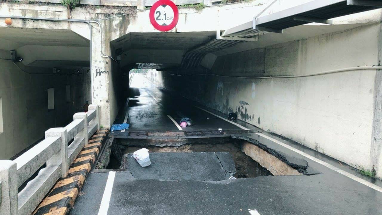警消人員到場後,緊急封路勘災,發現路面下的土方已經流失掏空,深怕影響鐵路路基,將進一步開挖,並找技師做鑑定。 圖:翻攝爆料公社 警消人員到場後,緊急封路勘災,發現路面下的土方已經流失掏空,深怕影響鐵路路基,將進一步開挖,並找技師做鑑定。 圖:翻攝爆料公社