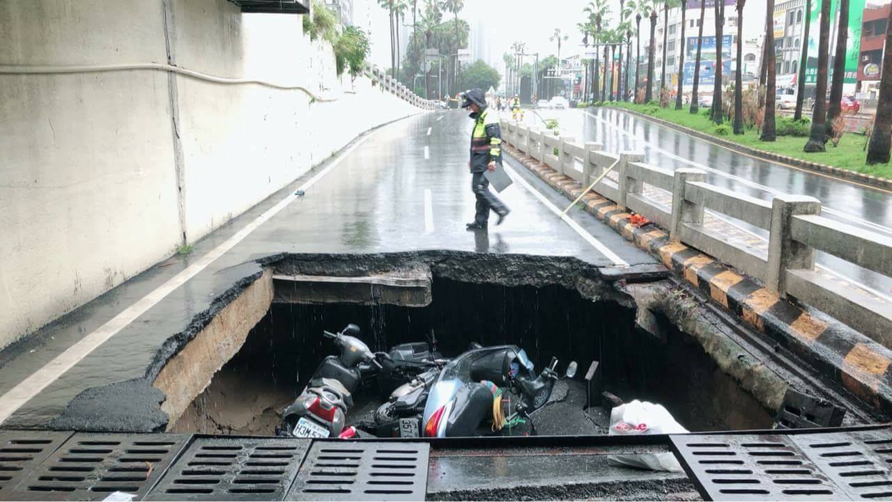 台南因連日大雨,導致機車地下道坍塌。 圖:翻攝爆料公社 台南因連日大雨,導致機車地下道坍塌。 圖:翻攝爆料公社