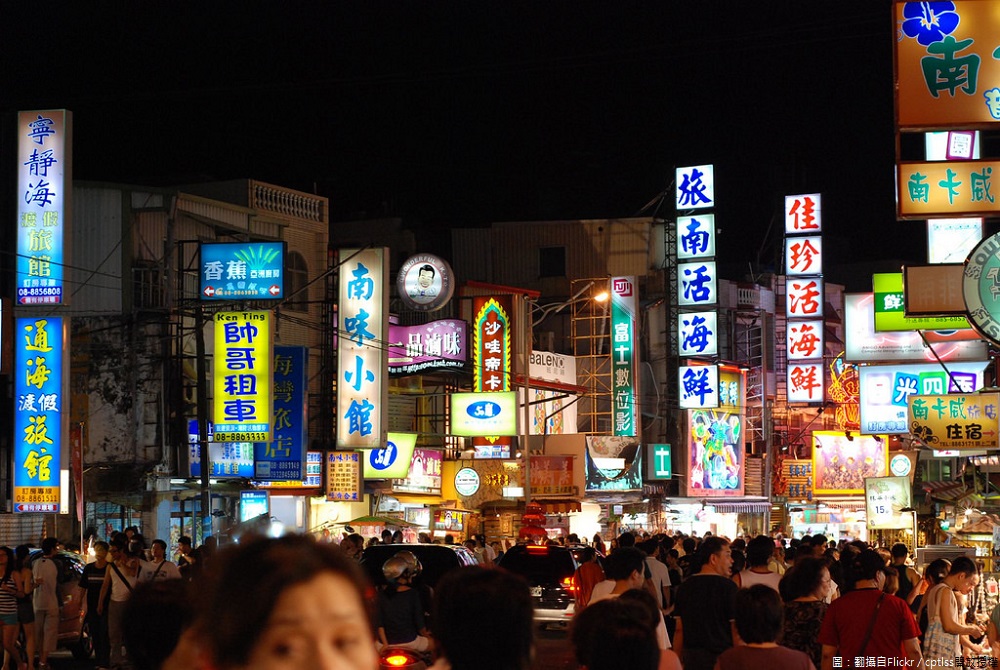 墾丁大街是許多國內外遊客喜歡的觀光景點,但也因旅客眾多,經常造成交通壅塞。 圖:翻攝自Flickr/cptlss開放授權 墾丁大街是許多國內外遊客喜歡的觀光景點,但也因旅客眾多,經常造成交通壅塞。 圖:翻攝自Flickr/cptlss開放授權