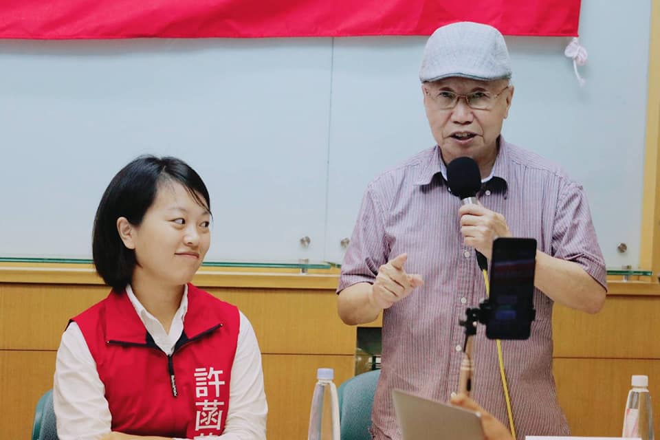 社民黨代表、台北市議員參選人許菡芸(左)與主持人、前立委陳昭南。 圖:蔡松柏/提供 社民黨代表、台北市議員參選人許菡芸(左)與主持人、前立委陳昭南。 圖:蔡松柏/提供