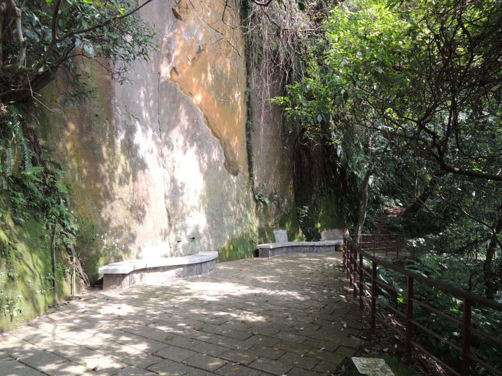 其中遊覽行程之一的一線天步道,沿途經過造物者巧手彩繪出的美麗大岩壁「石乳園」、永春亭及煙火平台。 圖:台北市工務局提供 其中遊覽行程之一的一線天步道,沿途經過造物者巧手彩繪出的美麗大岩壁「石乳園」、永春亭及煙火平台。 圖:台北市工務局提供