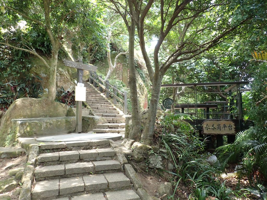 永春崗步道直達山頂,屬稜線步道,有制高優勢的超然亭、地層運動崩落的六巨石及攝影平台,都是遊客取景拍照的絕佳位置。 圖:台北市工務局提供 永春崗步道直達山頂,屬稜線步道,有制高優勢的超然亭、地層運動崩落的六巨石及攝影平台,都是遊客取景拍照的絕佳位置。 圖:台北市工務局提供