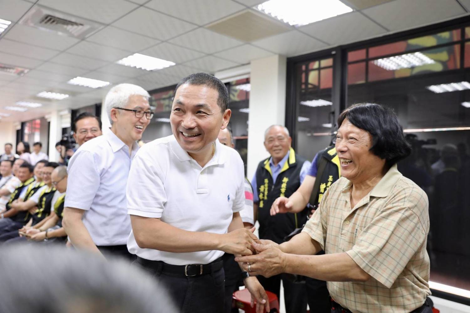 前立委林鴻池(後左一)已答應擔任侯友宜競選總幹事。 圖:侯友宜選舉辦公室提供 前立委林鴻池(後左一)已答應擔任侯友宜競選總幹事。 圖:侯友宜選舉辦公室提供