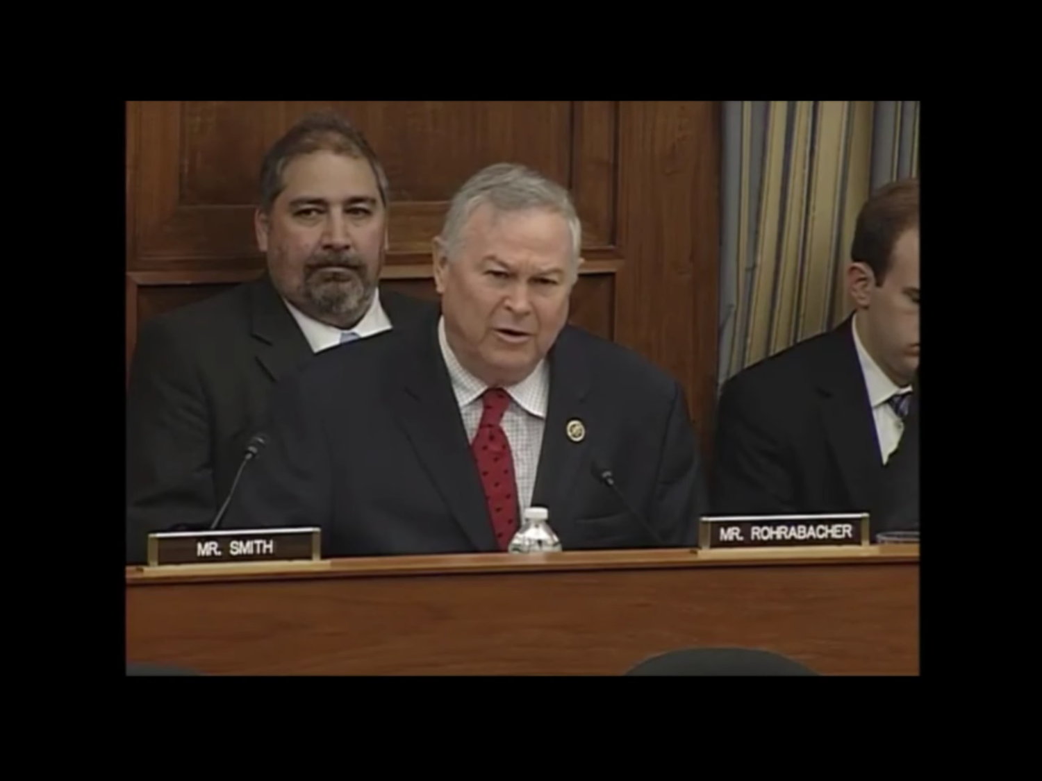 羅拉巴克(Dana Rohrabacher,前排左)是美國國會台灣連線共同發起人之一,長期支持台灣。他在提案中指出,台灣從未被北京共產政府管轄,中共一直以一中政策阻止台灣加入並充分參與國際組織和活動。 圖:翻攝自Youtube(資料照片) 羅拉巴克(Dana Rohrabacher,前排左)是美國國會台灣連線共同發起人之一,長期支持台灣。他在提案中指出,台灣從未被北京共產政府管轄,中共一直以一中政策阻止台灣加入並充分參與國際組織和活動。 圖:翻攝自Youtube(資料照片)